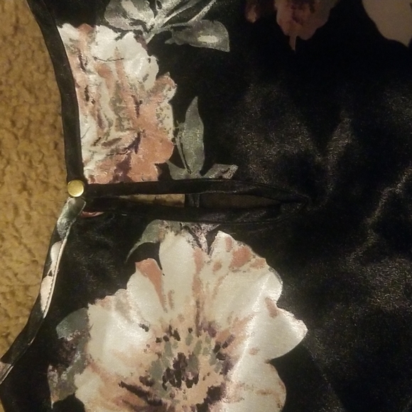 Maurices silky flower print top size large. - Picture 3 of 3